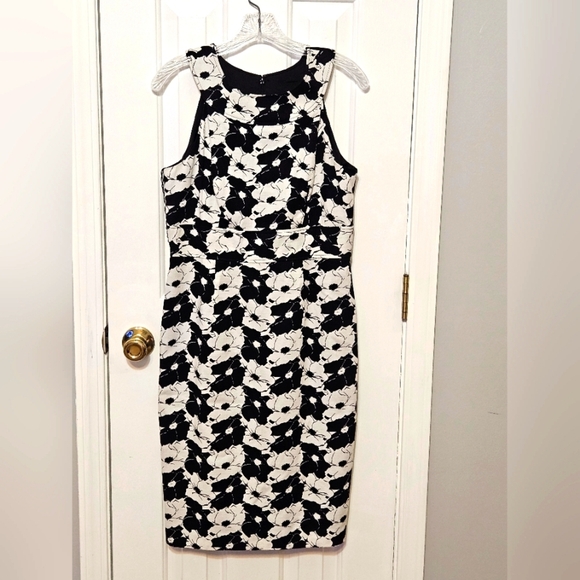 Adrianna Papell Dresses & Skirts - Adrianna Papell Black and White Floral Dress size 10